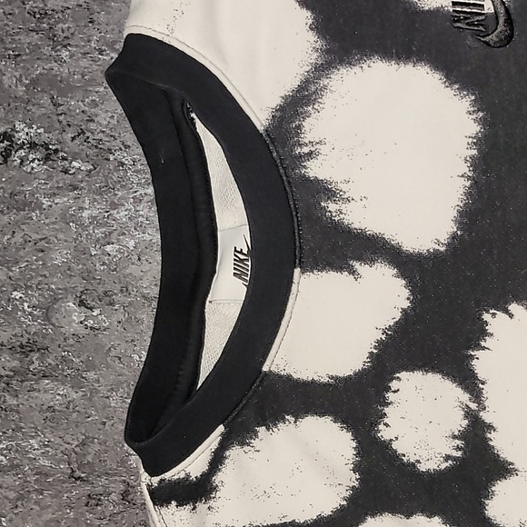 Nike. Embroidered. Crewneck. Streetwear. Women's Size Medium - Picture 8 of 16